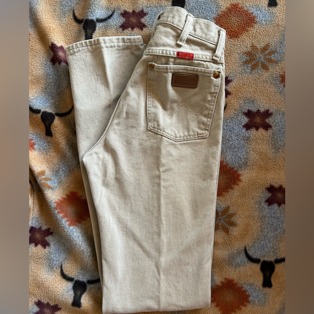 Women’s Wrangler 7x36. Khaki. Used great condition. Retro.
